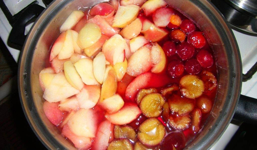 Компот из яблок и слив: рецепты на зиму, как сварить в кастрюле с фото и видео