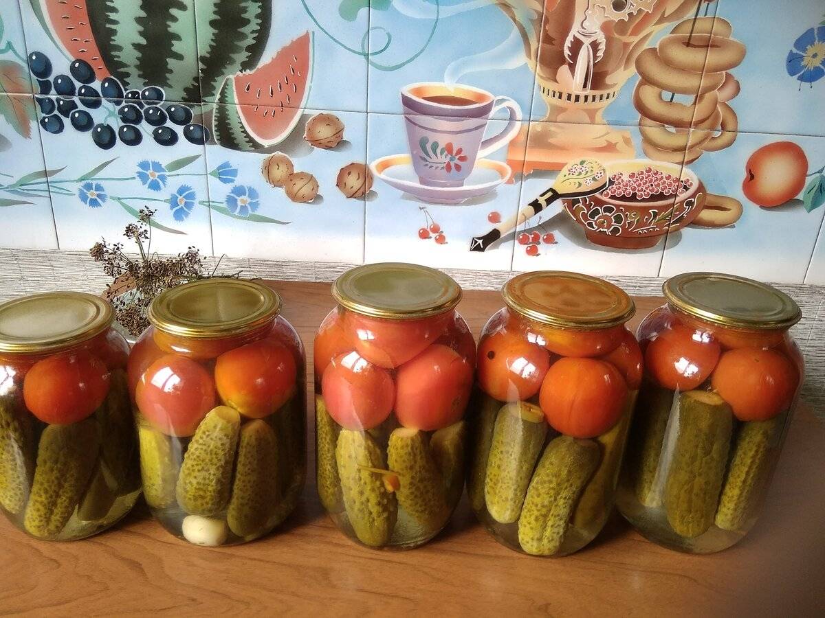 ТОП 16 рецептов приготовления засолок ассорти из огурцов и помидоров на зиму