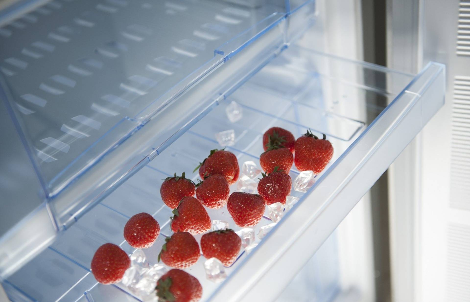 Как заморозить вишню на зиму в холодильнике: срок хранения с фото