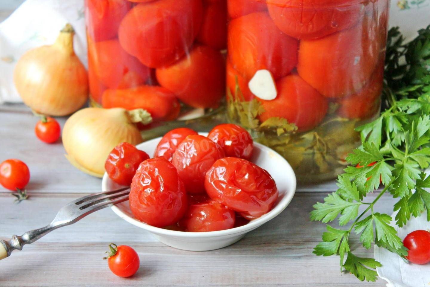 Соленые помидоры в банках, как бочковые: 6 простых рецептов