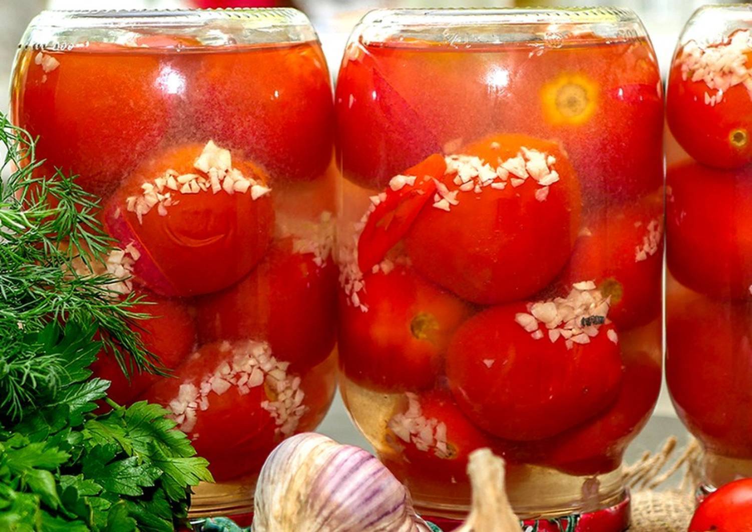 9 лучших рецептов приготовления маринованных помидоров с хреном и чесноком на зиму