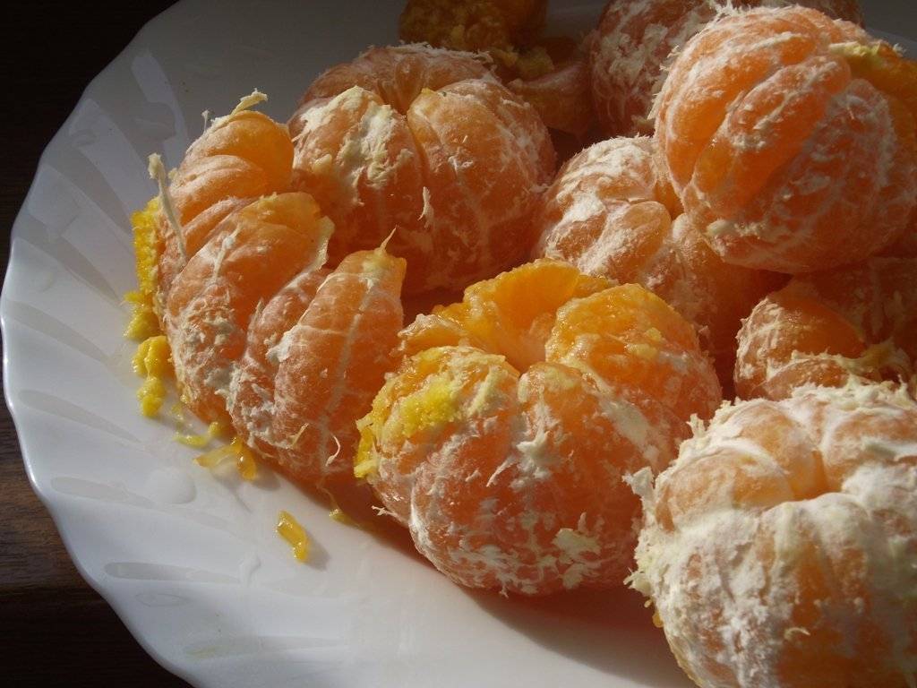 Мандарины перетертые с сахаром без варки. из мандариновых долек и коньяка. из целых плодов