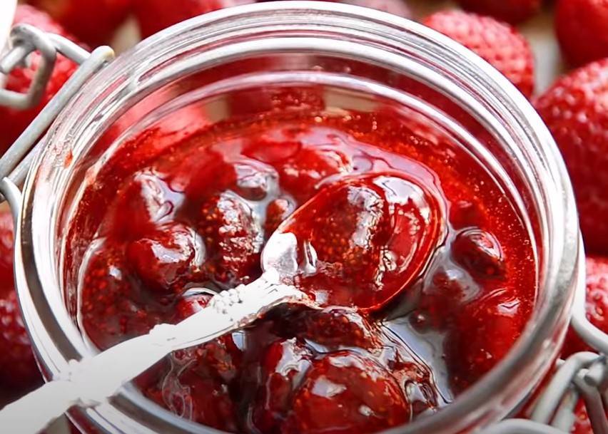 ТОП 9 рецептов густого варенья-пятиминутки из клубники с целыми ягодами на зиму