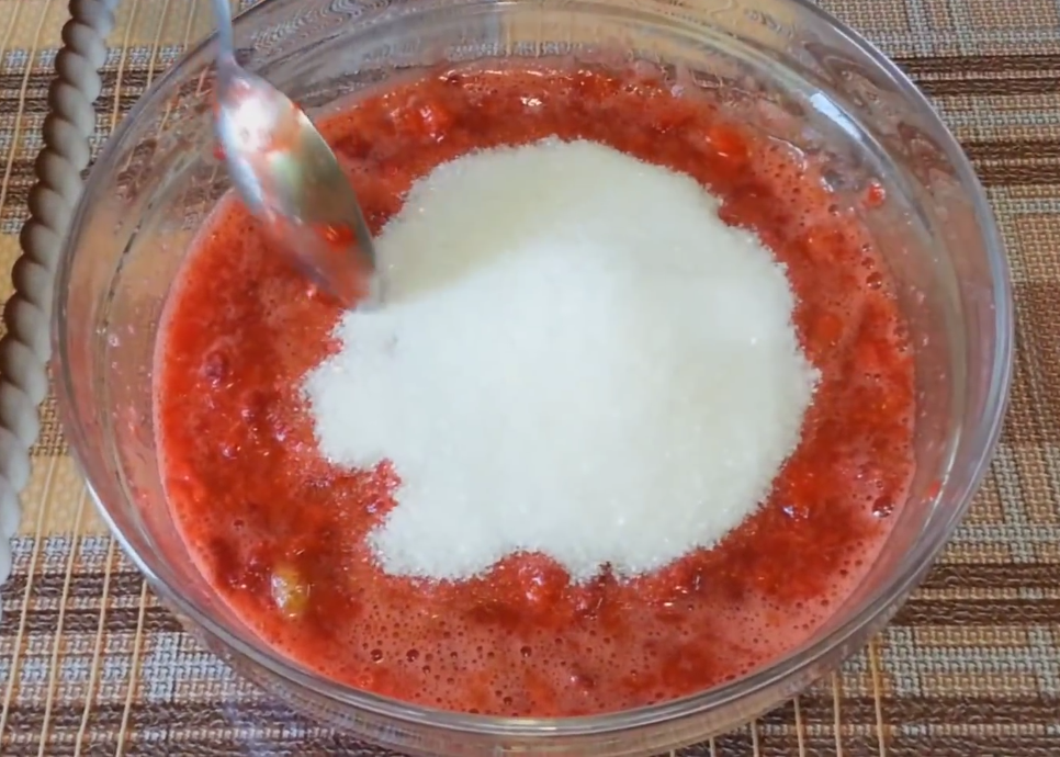 Клубника на зиму протертая с сахаром: лучшие рецепты заготовок без варки