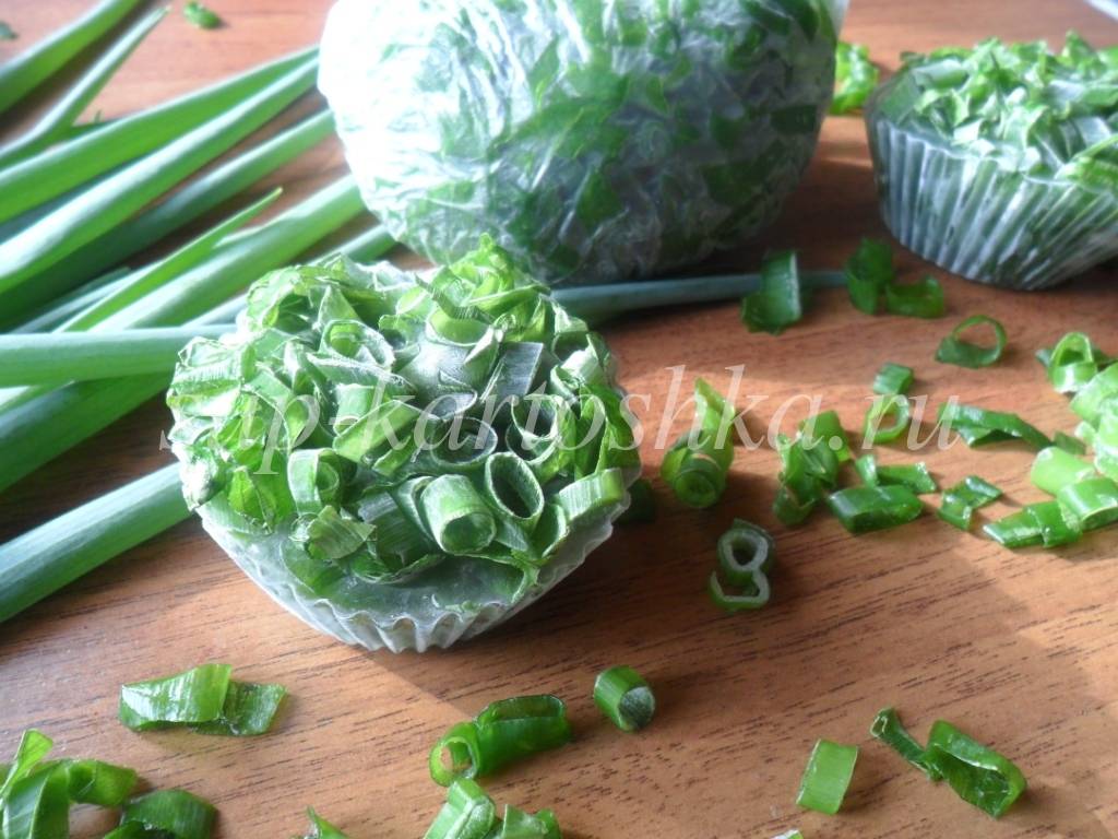 Как заморозить зелёный лук на зиму в холодильнике в пакетах: советы