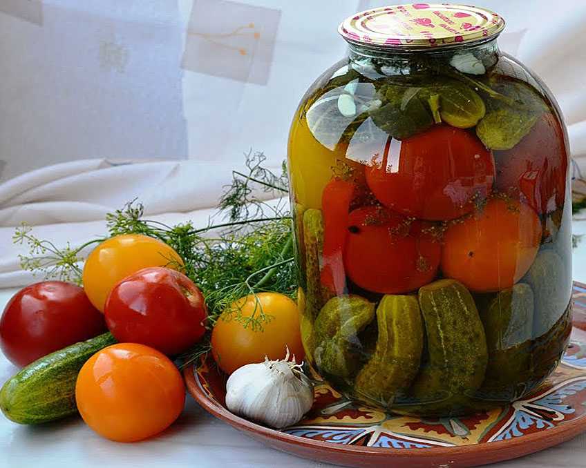 Маринованные огурцы и помидоры на зиму: простые рецепты ассорти с овощами