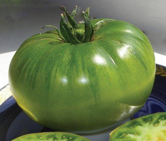 Зеленые томаты. изумрудное яблоко и малахитовая шкатулка