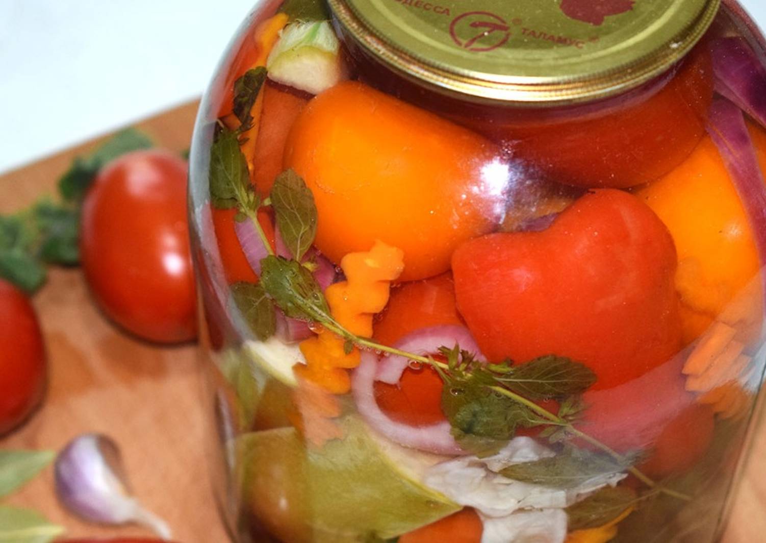 Рецепт вкусного ассорти из огурцов и помидоров на зиму: маринованные, консервированные и соленые в бочках видео