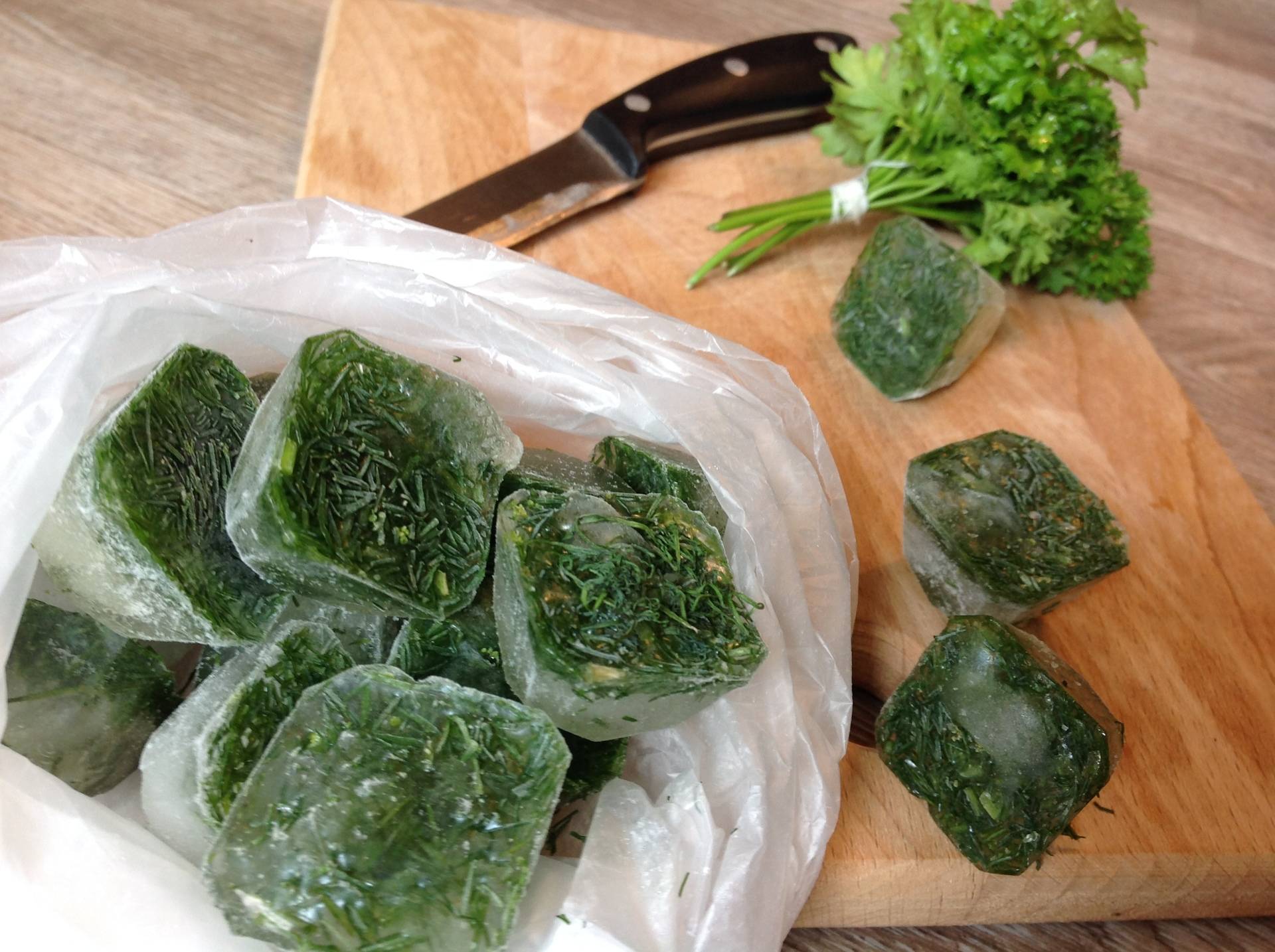 Как заморозить зелень: укроп, кинзу, петрушку и базилик на зиму в холодильнике