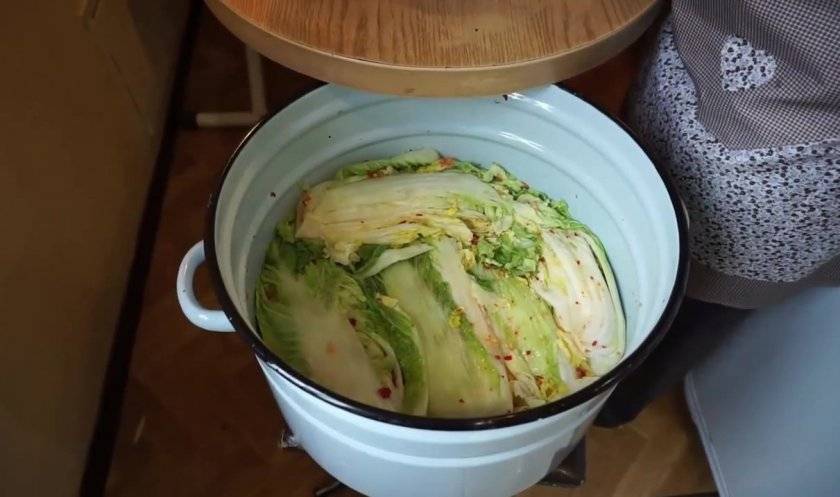 Как хранить пекинскую капусту в домашних условиях: правила, максимальные сроки и рецепты заготовок на зиму, а также сколько лежит и можно ли замораживать овощ?