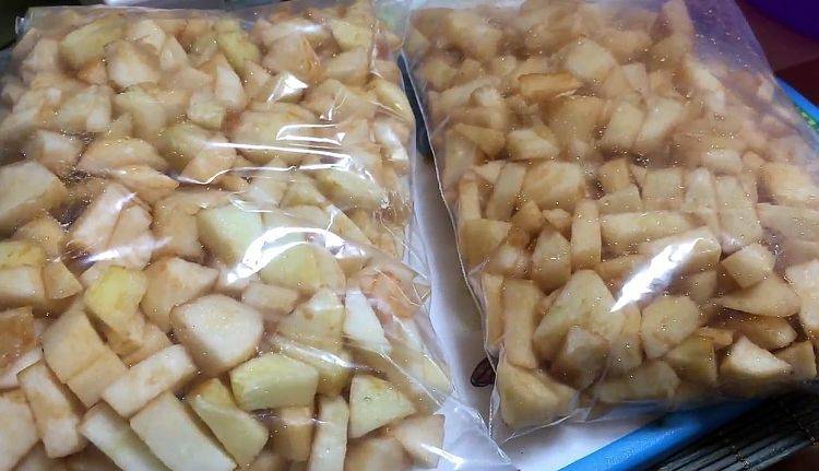 Как заморозить яблоки на зиму в морозилке: 5 способов сохранить урожай